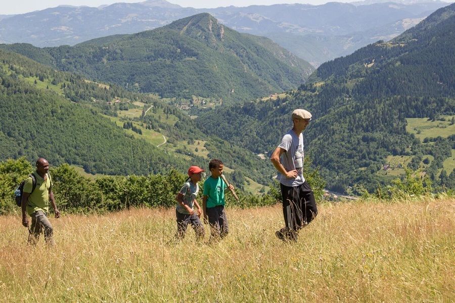 family-hike_preview.jpg